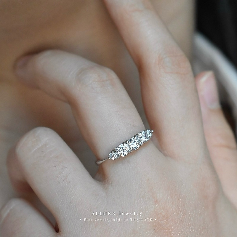 แหวนแถวประดับเพชรเงินแท้ 925 ชุบเคลือบทองคำขาว ประดับเพชร CZ Swiss Diamond [ Abby - Allure Jewelry ]
