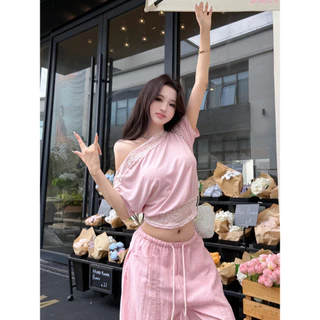 Vogue🌟พร้อมส่ง🌟 เสื้อยืดแขนสั้นปาดไหล่ ดีไซน์แต่งลูกไม้เอวจั๊ม ลุคคุณหนูหวานซ่อนเปรี้ยว (A2393)