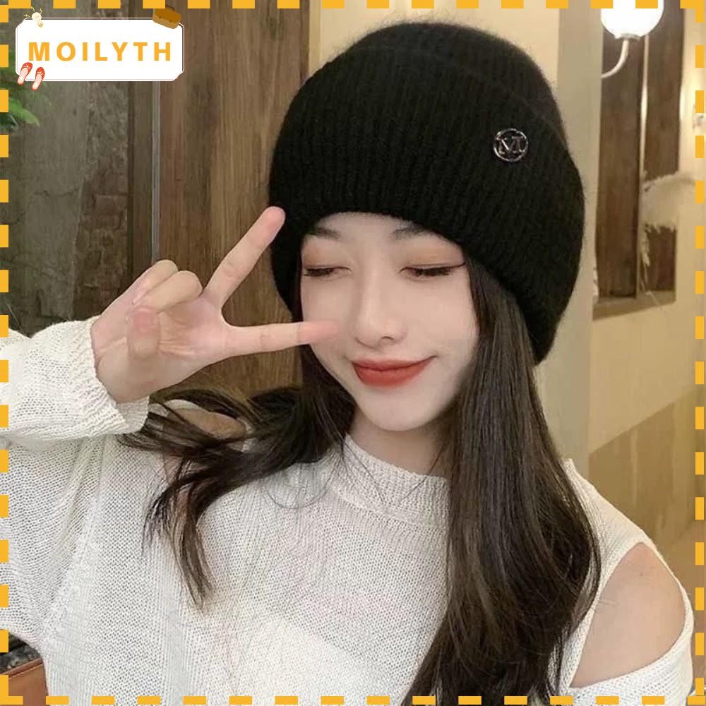 MOILYTH หมวกถักสำหรับผู้หญิงในฤดูหนาว มาพร้อมปลอกหูหนานุ่มและกันลมได้ดี สีทึบ