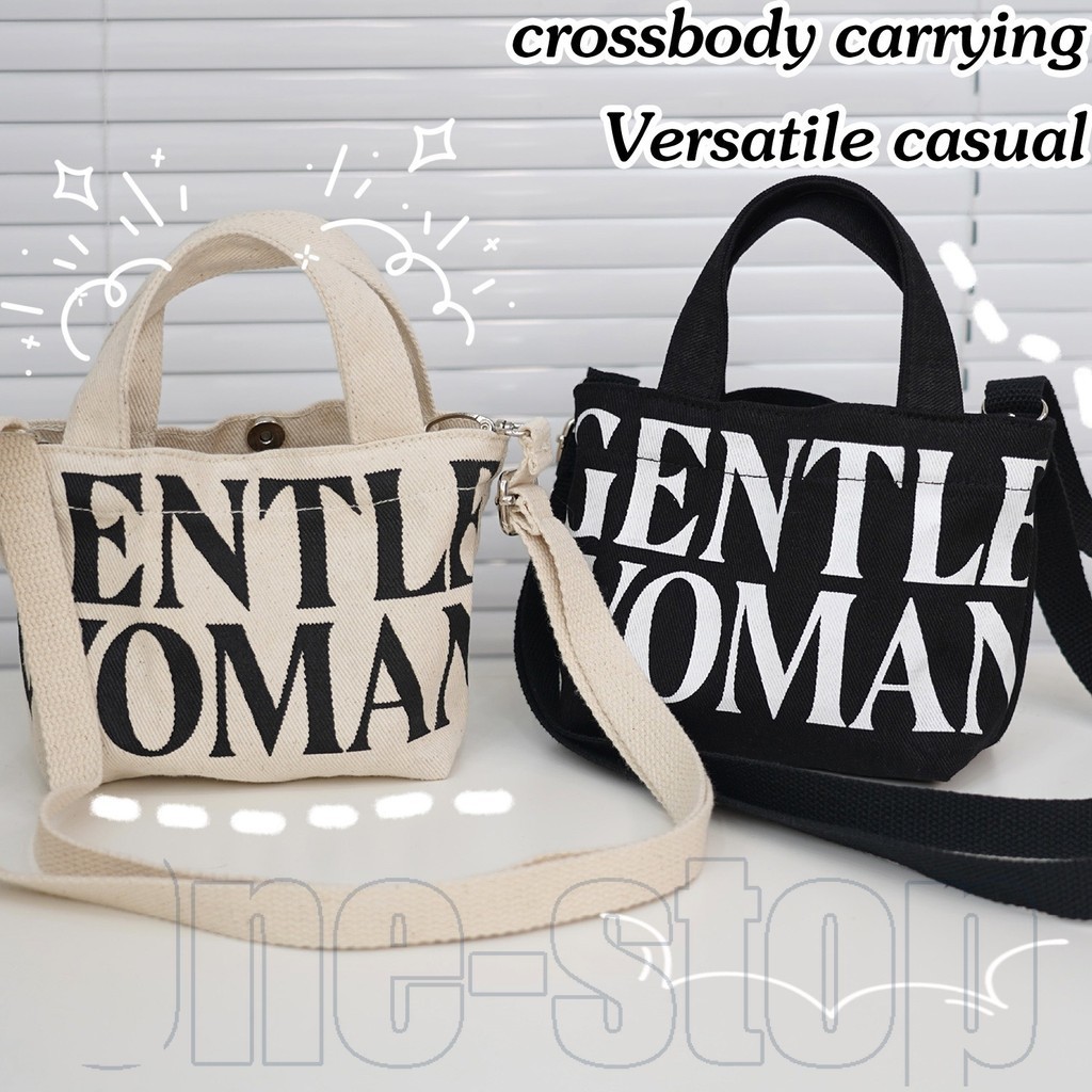 กระเป๋า Tote ทำจากผ้าแคนวาสมีความทนทานและน้ำหนักเบาที่มาพร้อมสายสะพายไหล่ปรับได้ เพื่ออุปกรณ์ประจำวัน และเหมาะสำหรับการช้อปปิ้ง