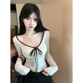 Bella shop เสื้อยืดแขนยาวลายจุดสไตล์เกาหลีเซ็กซี่สำหรับผู้หญิง เสื้อแขนยาวทรงเข้ารูปคอกว้างผูกโบว์