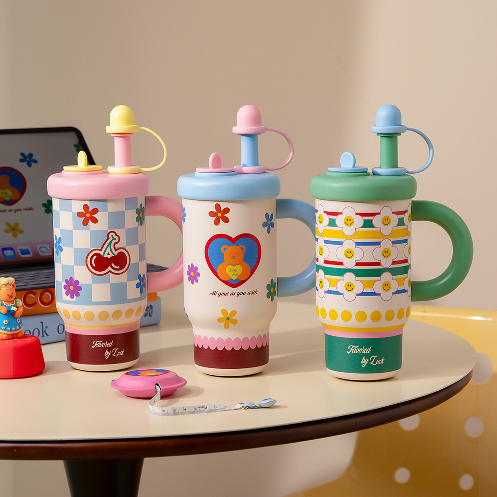 RAINBOW CUP แก้วกาแฟน่ารัก แก้วสแตนเลส 316 พร้อมหลอดดูด เก็บความร้อน พร้อมหูจับ แก้วน้ำลายการ์ตูนน่ารัก ของขวัญ 880ml