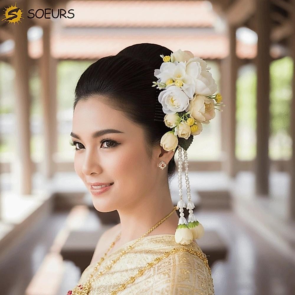 กิ๊บติดผมดอกไม้พร้อมพู่ สไตล์ไทยหวาน ดีไซน์ทิวลิป พลาสติกหรูหรา ใช้สำหรับแต่งทรงผมและเสริมความสวยงาม