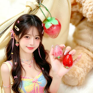 V-shop:ลิปบาล์มรูปทรงสตรอว์เบอร์รี- ให้ริมฝีปากชุ่มชื้นขึ้นและปราศจากเซลล์ผิวที่ตายแล้ว ดูแลริมฝีปากประจำวันได้ดีเยี่ยม