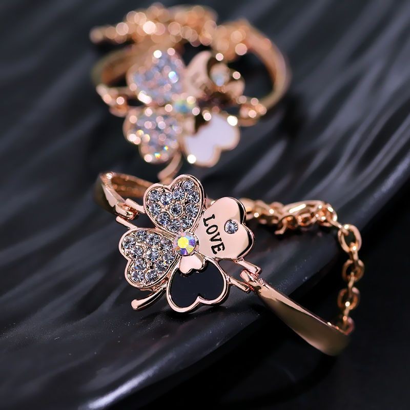 อารมณ์ four-leaf clover สร้อยคอสร้อยข้อมือหู air 四叶草项链手链手链耳钉三件修身套装 手链女sl9.2