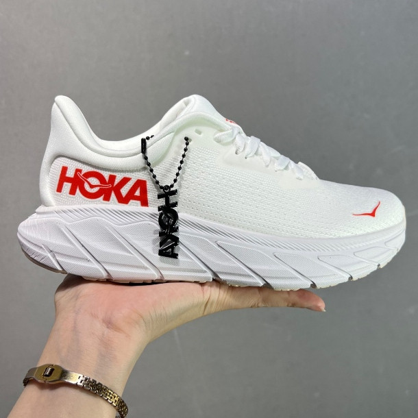 รองเท้าวิ่ง Hoka Arahi 7 และ HOKA Clifton 9 สำหรับทั้งผู้ชายและผู้หญิง