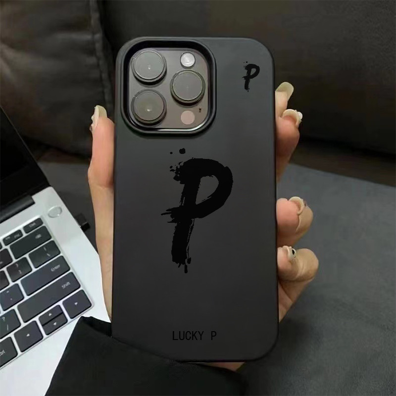 ❤️จัดส่งทันที❤️เคสไอโฟน11 12 13 14 15 16 17 Pro Max เคสโทรศัพท์สีดำสไตล์สั้นๆ มีตัวอักษร P & ข้อความ LUCKY P สำหรับหลายร