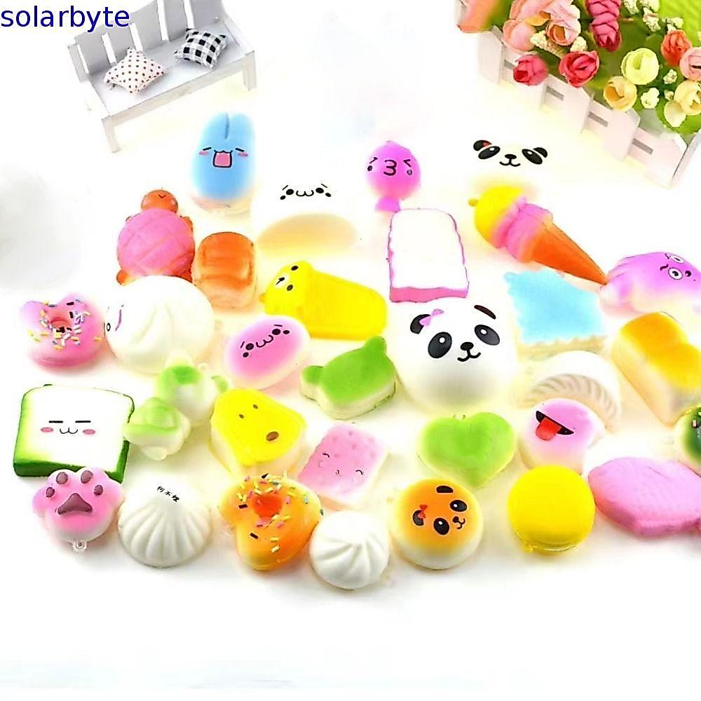 SOLARBYTE Squishes ของเล่น,แกล้งทําเป็นอาหาร Banana Toast ขนมปังนุ่มของเล่น,ของขวัญวันเกิด Kawaii พวงกุญแจน่ารักสายคล้องโทรศัพท์มือถือบีบเค้กเด็กของขวัญ