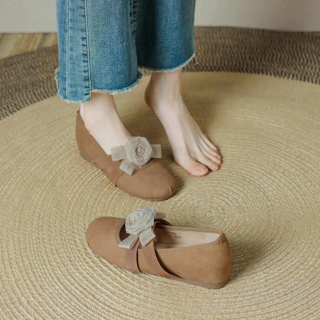 FOXER รองเท้าแมรี่เจนแบบผู้หญิงแฟชั่น อเนกประสงค์ สบายและนุ่ม ประดับดอกไม้ รองเท้าคัชชูทรงบัลเล่ห์