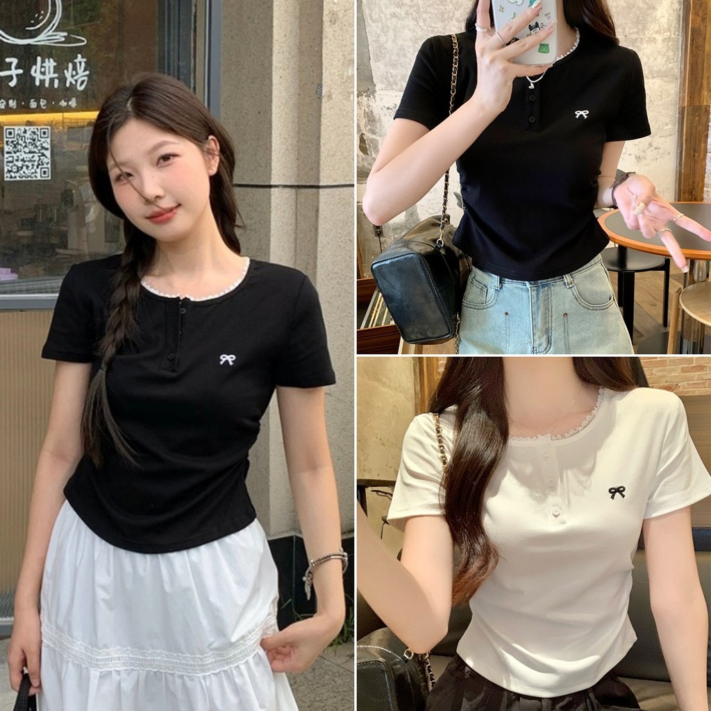 Bella shop เสื้อยืดกระดุมสีพื้นสําหรับผู้หญิง เสื้อยืดเข้ารูป กางเกงขาสั้นสไตล์เกาหลี ทรงเรียบง่าย ปักโบว์ เย็บลูกไม้