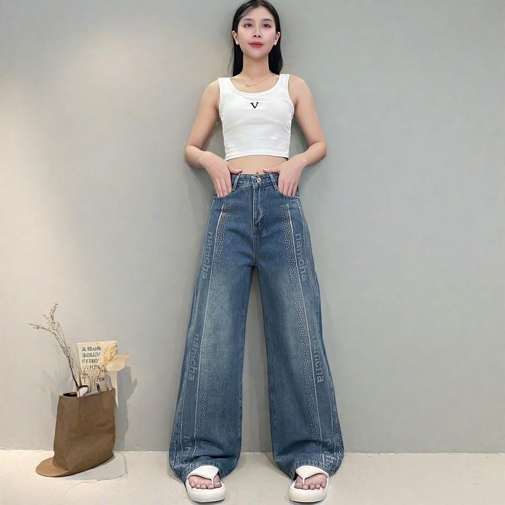 NAMCHA กางเกงยีนส์กระบอกกลางเอวสูง สียีนส์ ติดเพชรNAMCHA 370