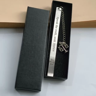 (พร้อมกล่องของขวัญ)ของขวัญบัณฑิตกฎหมายที่คั่นหนังสือสแตนเลส – พูดความจริง แสวงหาความยุติธรรม