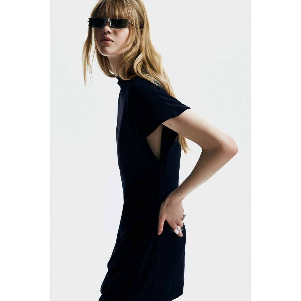 H&M(เอชแอนด์เอ็ม) เดรสคอเต่าทรงผ้าหย่อน ผู้หญิง 1338302_1