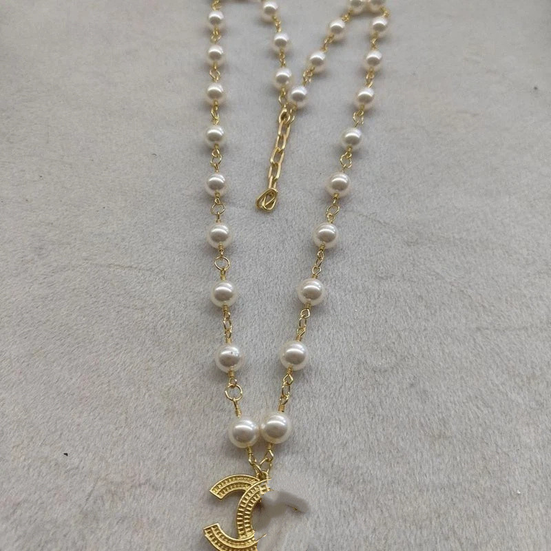 ยุคกลาง High-End Pearl Texture แฟชั่น All-Match Obvious สร้อยคอสไตล์เดียวกัน