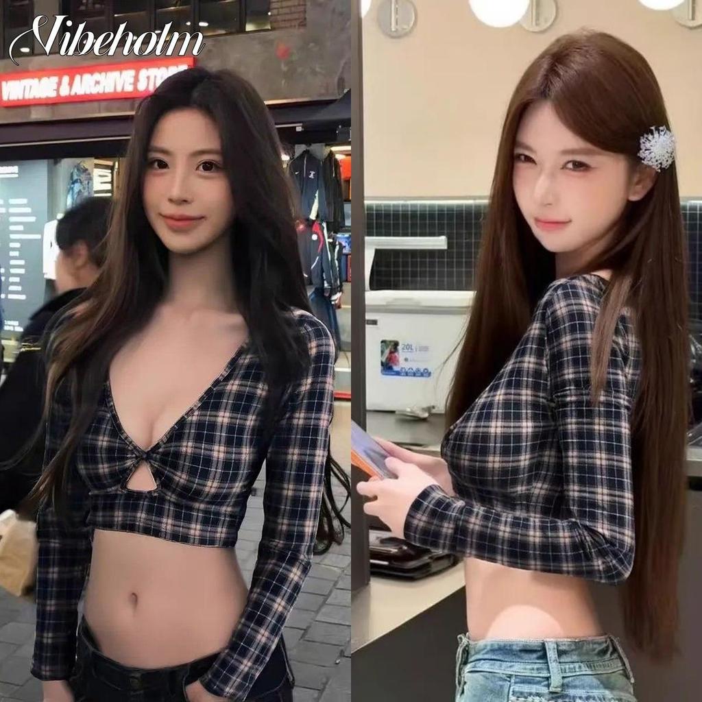 เสื้อยืดลายสก็อตแขนยาวสไตล์อเมริกันเหมาะสําหรับสาวเท่ออกแบบใหม่เซ็กซี่คอวีรายละเอียดหางด้วยสัมผัสไหปลาร้าออกแบบที่ทันสมัยสายคล้องไหล่เดี่ยวสไตล์ผู้หญิงแฟชั่นลูกไม้ด้านบน.แฟช
