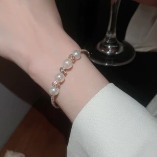 สร้อยข้อมือเพชรและมุกหลายชั้น ออกแบบในสไตล์ฝรั่งเศสแบบย้อนยุค สำหรับสวมใส่อเนกประสงค์ พร้อมความหรูหราในระดับไฮเอนด์