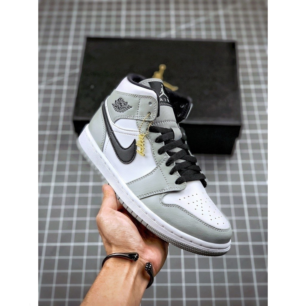 Jordan 1 AJ1 mid "light coke Grey" รองเท้าผ้าใบผู้ชายและผู้หญิงขายร้อน 554724-092 gzlt