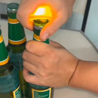 แบบพกพา LED Luminescent 3D หมวกกันน็อคพวงกุญแจ Creative Safety หมวกนิรภัยที่เปิดขวดพวงกุญแจเครื่องประดับของขวัญกระเป๋าจี้