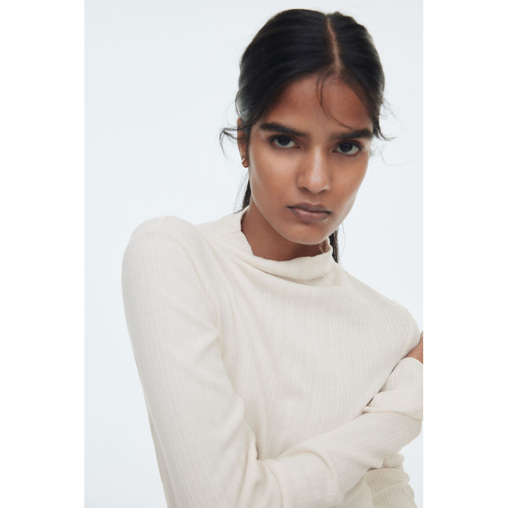 H&M(เอชแอนด์เอ็ม) เสื้อคอเต่าริ้บ Women Ribbed turtleneck top 1296049_1