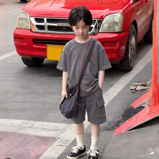 Mikyolike 2-12 ปี เสื้อผ้าเด็กผู้ชายเท่ๆ ดูดีทันสมัย กางเกงคาร์โก้ขาสั้นเด็กผู้ชาย เสื้อเด็กผู้ชาย ผ้าฝ้ายแท้
