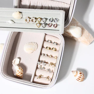 earika.earrings - white pearl stud collection รวมต่างหูแป้นไข่มุกขาวขนาดเล็กก้านเงินแท้ชุบทองคำขาว ผิวแพ้ง่ายใส่ได้