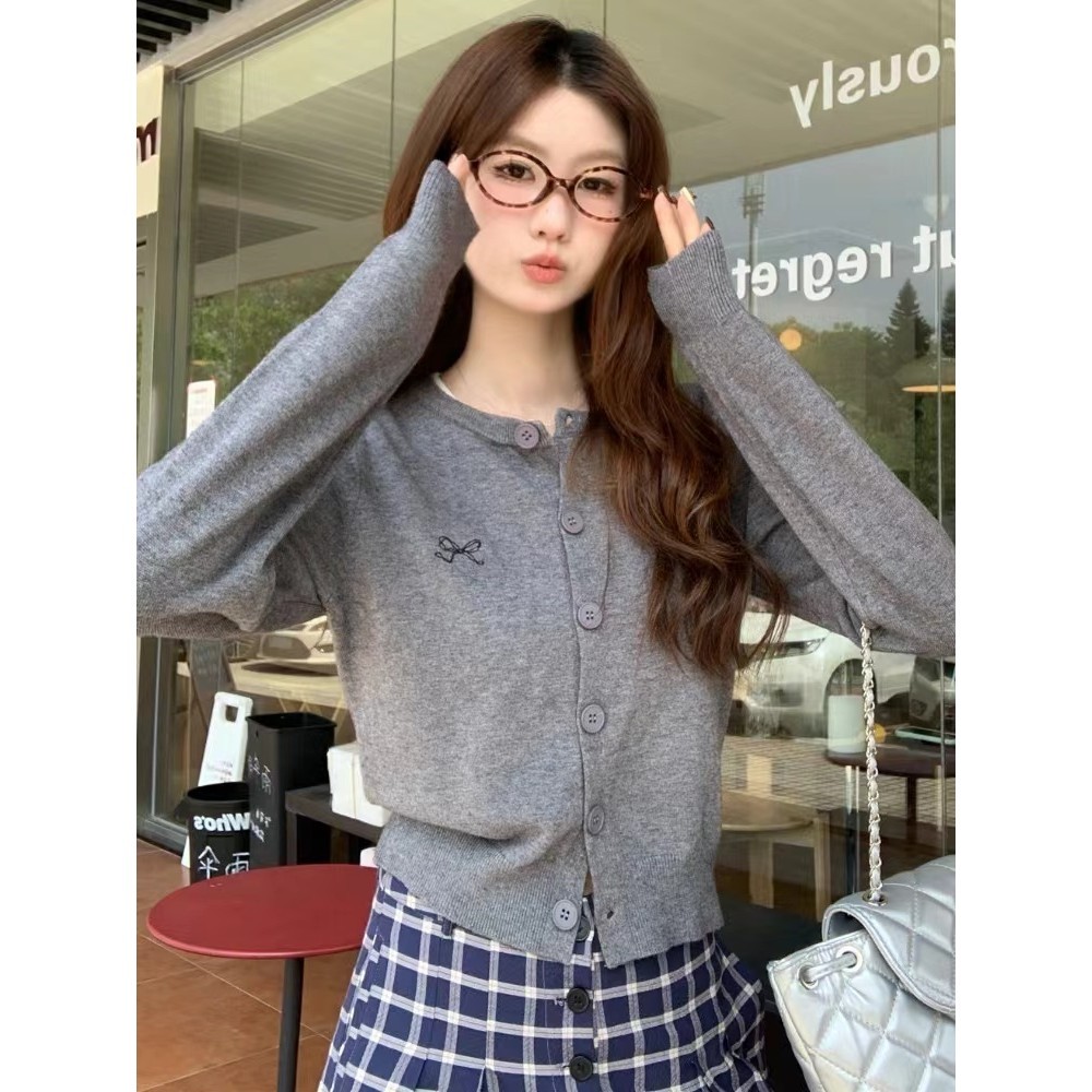 🍄GGals🍄เสื้อคาดิแกรนไหมพรม ปักฌบว์ที่หน้าอก กระดุมหน้า เข้ารูป แขนยาว คอกลมเกาหลีมาก ใส่สบาย น่ารัก - รูปที่ 4