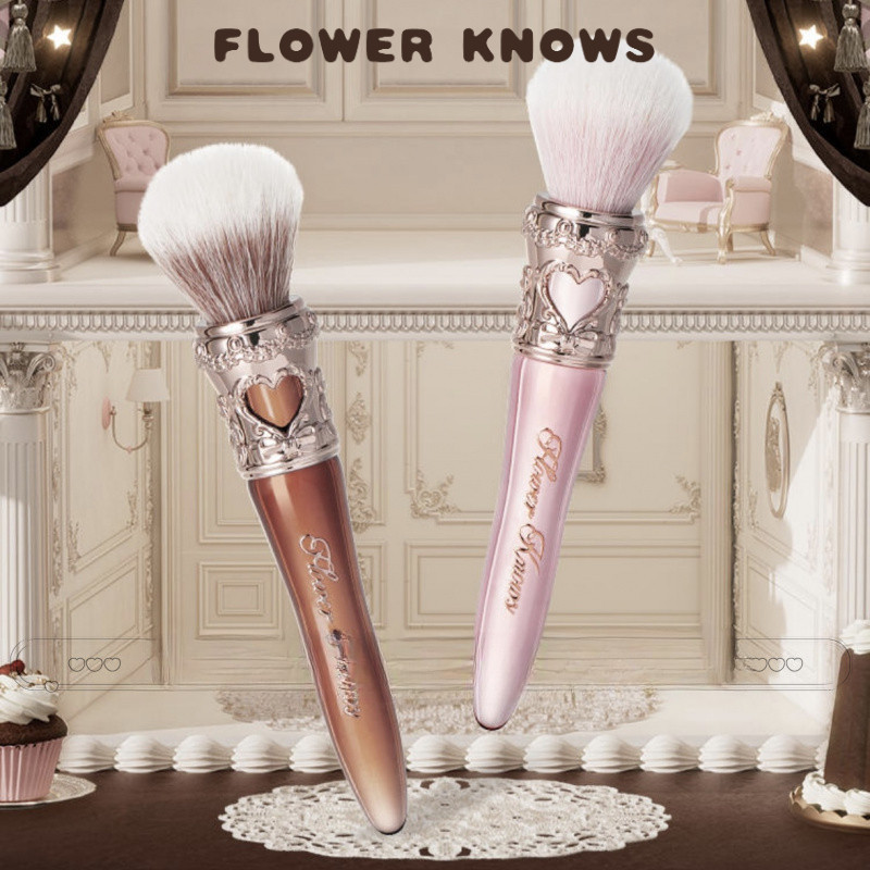 FLOWER KNOWS Blush Brush Sweetheart Bear Series Round Head Blush Brush เครื่องมือแต่งหน้าแบบนุ่ม