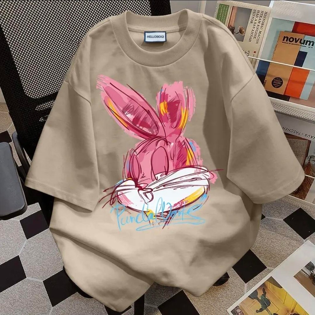 ChillTee📦 เสื้อยืดผ้าคอตตอน สกรีนลาย ‘’Pink rabbit ’ผ้ผ้าCOTTONสไตล์เกาหลีOVERSIZE เสื้อยืด เสื้อผู้ชาย unisex