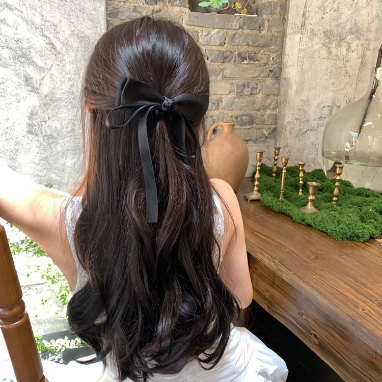 กิ๊บยืนหน้าสีดำ ทรงสามมิติ พร้อมโบว์และลำแสง สร้างอารมณ์สง่า มีสไตล์ในฤดูใบไม้ผลิ