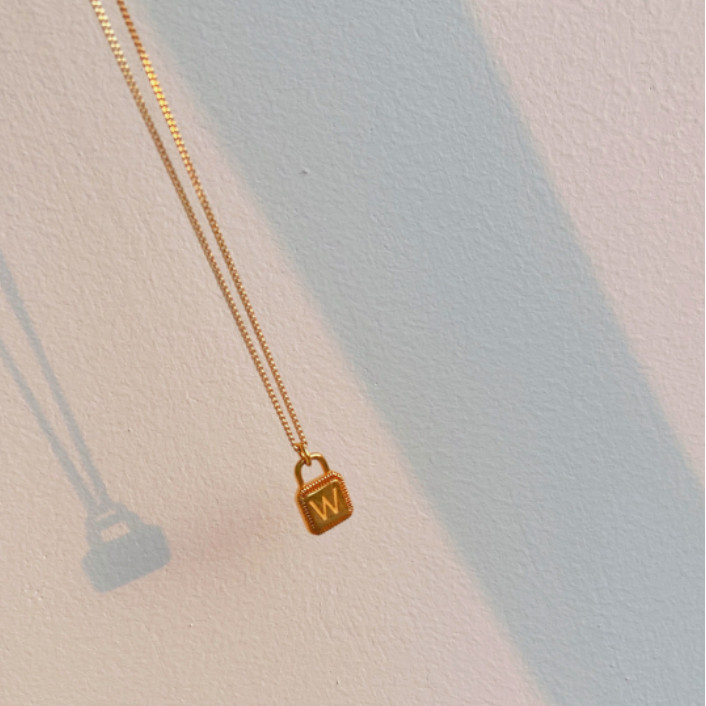 สร้อยคอทองคำ 18K พร้อมจี้สี่เหลี่ยม 26 ตัวอักษร ออกแบบในสไตล์ยุโรป