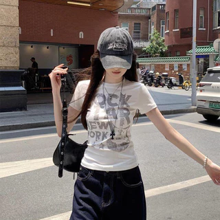 เสื้อยืดผู้หญิงแขนสั้น คอกลม ผ้าร่อง ลายตัวอักษร สไตล์ Y2K เสื้อแฟชั่นผู้หญิง ทรงเข้ารูป