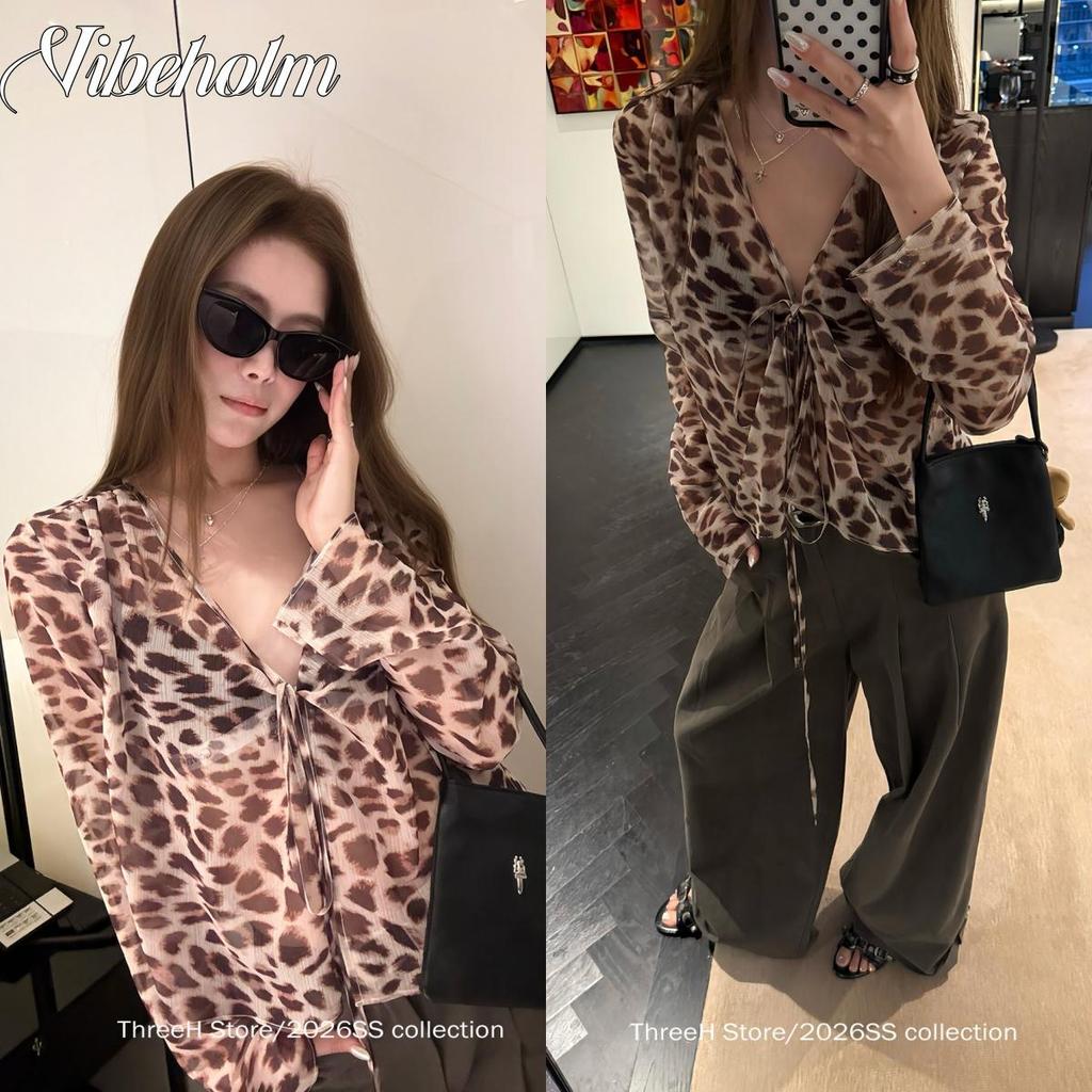 แฟชั่นเสือดาวพิมพ์เสื้อผู้หญิง.ฤดูร้อนรูปแบบใหม่ลูกไม้ขึ้นด้านบนผ้าฝรั่งเศสโปร่งแสงสายคล้องไหล่เดียวผู้หญิงเสื้อลูกไม้ที่ทันสมัยเสื้อกั๊กแฟชั่นออกแบบจีบสาย