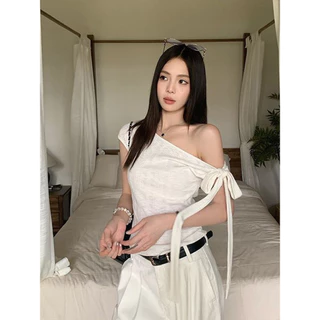 Vogue🌟พร้อมส่ง🌟 เสื้อยืดปาดไหล่ผูกโบว์ สไตล์เกาหลี ดีไซน์พิเศษสวมใส่สบาย เรียบง่าย (2400)