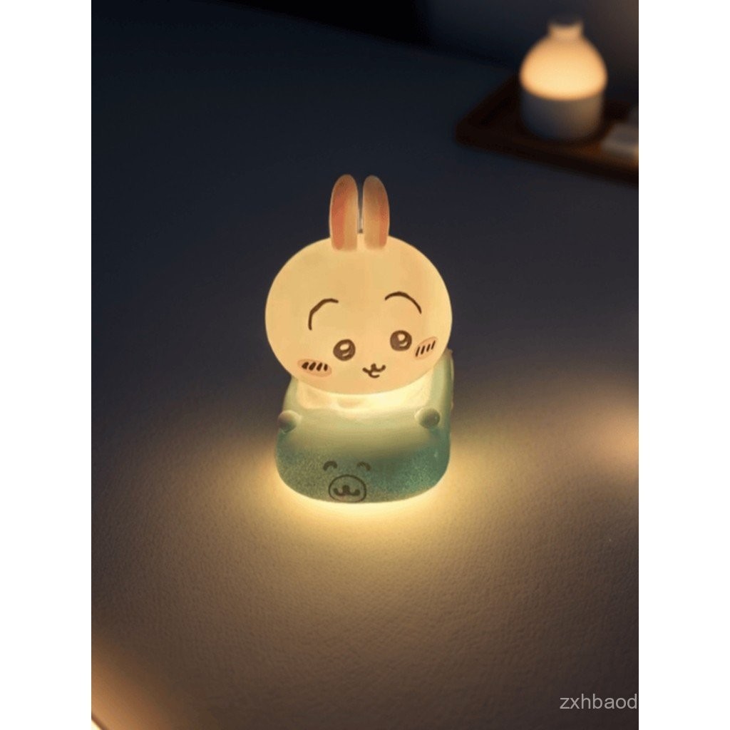 สินค้าใหม่ Chikawa Self-Laughing Bear Chiikawa Night Light ตกแต่งห้องนอนโคมไฟตั้งโต๊ะข้างเตียงห้องเด