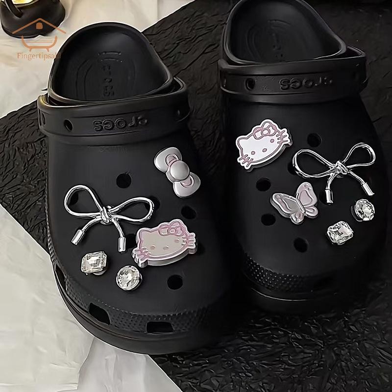 ชุดอุปกรณ์ตกแต่งรองเท้า 10 ชิ้น/เซ็ต สไตล์ชาร์มสีเงิน Hello Kitty เหมาะสำหรับการทำเอง (DIY) และมอบเป็นของขวัญในเทศกาลด้วย