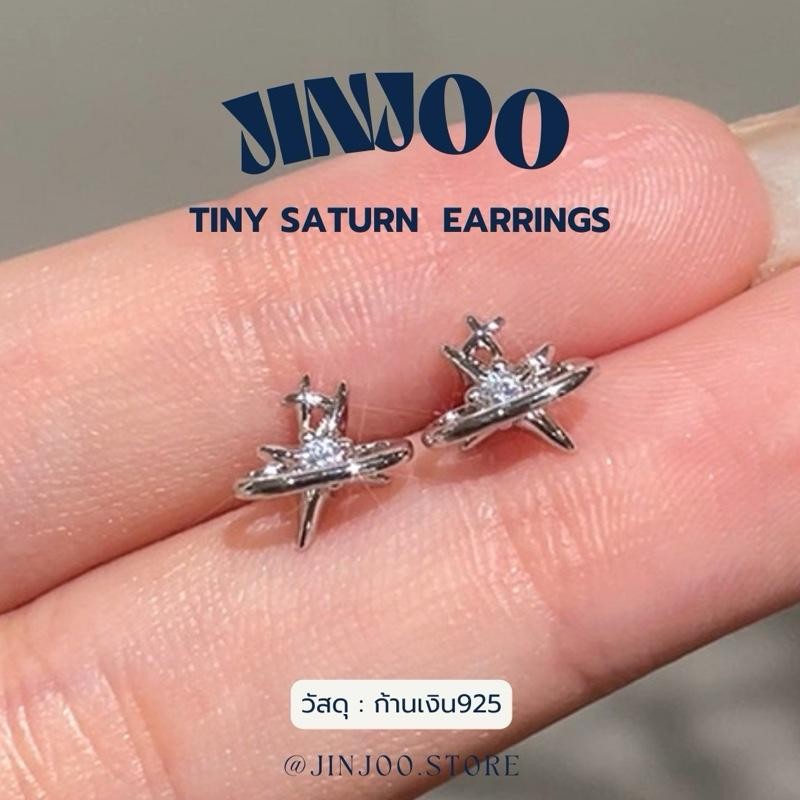 Jinjoo ต่างหูดาวเสาร์ รุ่น Tiny Saturn ดาวเคราะห์วงแหวน เล็กๆ วิบวับ (แป้นทับ925+จุกยาง) รหัส EB32