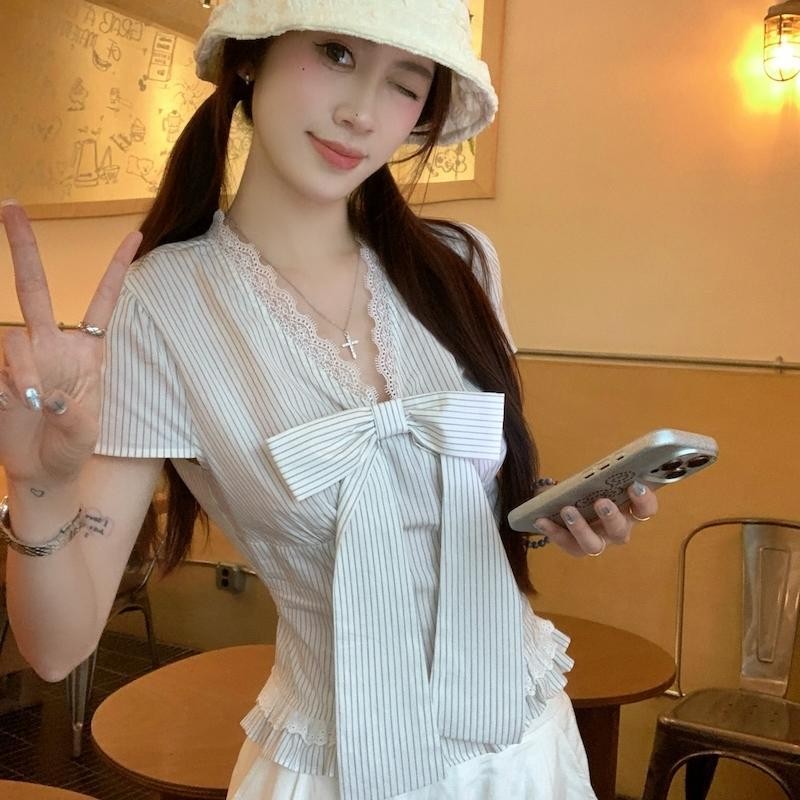 Dahong 99193  เสื้อเชิ้ตลูกไม้ฤดูร้อน แขนสั้นสำหรับผู้หญิง ดีไซน์เรียบหรูและดี ตกแต่งโบว์และลายทาง คอวี เกาหลี – โปรปัง