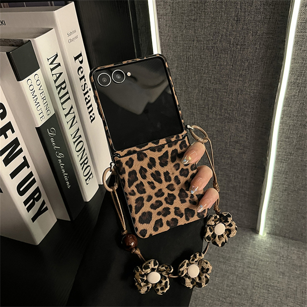 แฟชั่นแม่เหล็กเสือดาวพิมพ์รูปแบบสีน้ําตาลเคสโทรศัพท์พร้อมสายรัดดอกไม้สําหรับ Samsung Galaxy Z Flip7 Flip8 Z Flip 6 Z Flip 5 ฝาหลัง