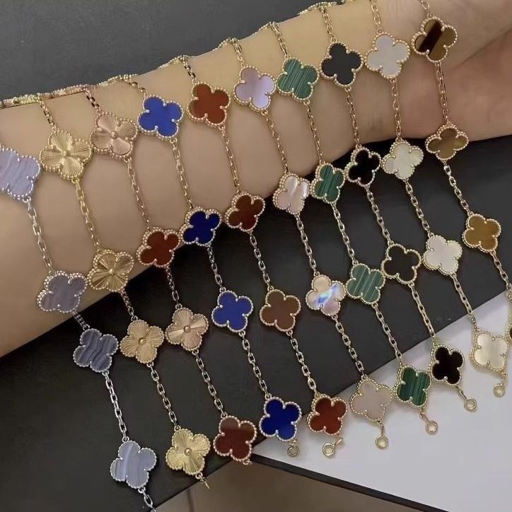 สร้อยข้อมือคู่แบบคลาสสิก สัญลักษณ์ของความโชคดีและความรัก ออกแบบมาอย่างประณีตเพื่อมอบความสว่างไสวและเป็นที่โปรดปรานสำหรับคนพิเศษ