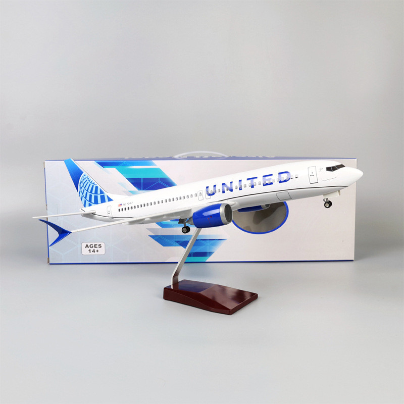 คลังสินค้าพร้อมเรือด่วนพร้อมล้อมีไฟ United Airlines 737MAX จําลองผู้โดยสารเครื่องบินรุ่นเครื่องประดั