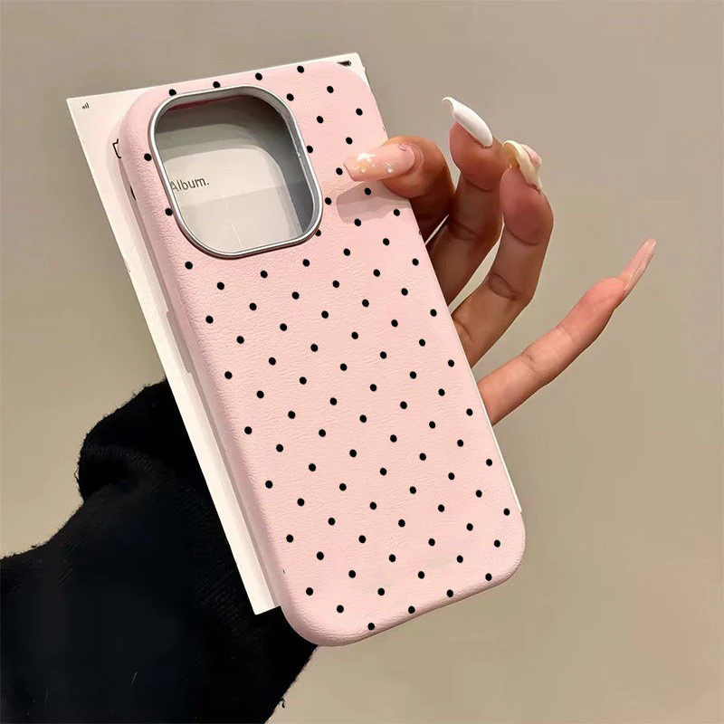 เคสไอโฟน 11แฟชั่นลายจุดสีดำลายจุดหนังพื้นผิวนุ่ม สำหรับ IPhone 11 17 16 15 13 14 12 Pro Max 16 7 8 15 Plus SEปีใหม่ 2026