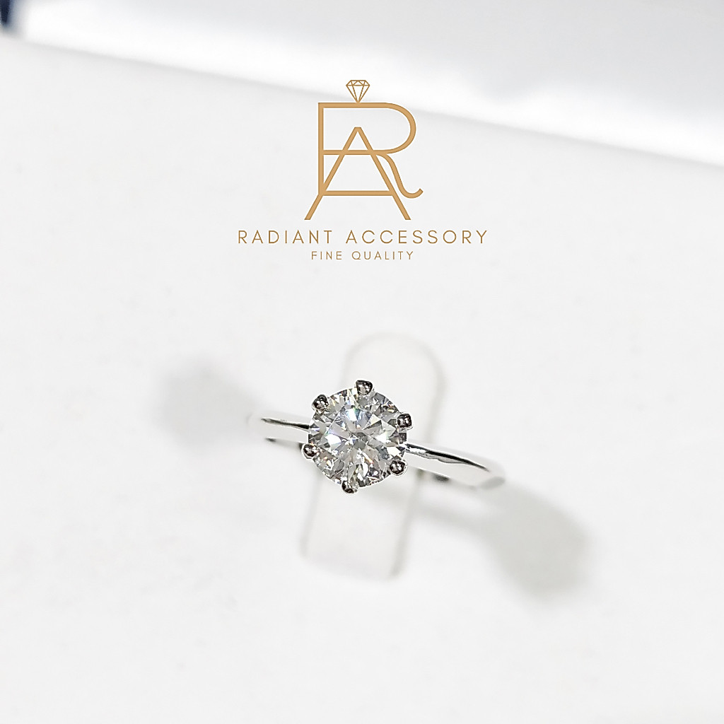 แหวนเงินแท้ ฝังเพชร Moissanite เม็ดชู 1 กะรัต ชุบทองคำขาว สไตล์ Solitaire