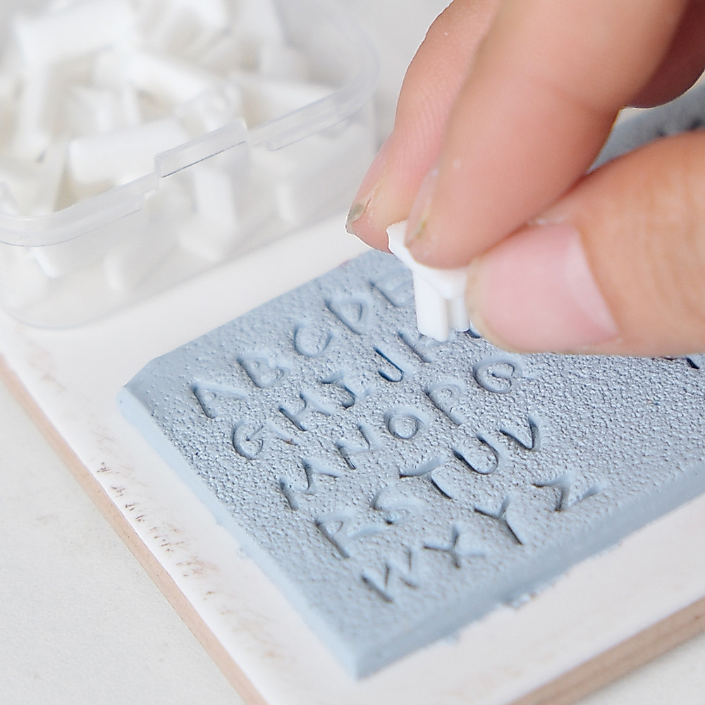 แม่พิมพ์ตัดลายตัวอักษร/จํานวนชุด สําหรับดินโพลิเมอร์ แสตมป์ลายนูน DIY เครื่องประดับ ต่างหู