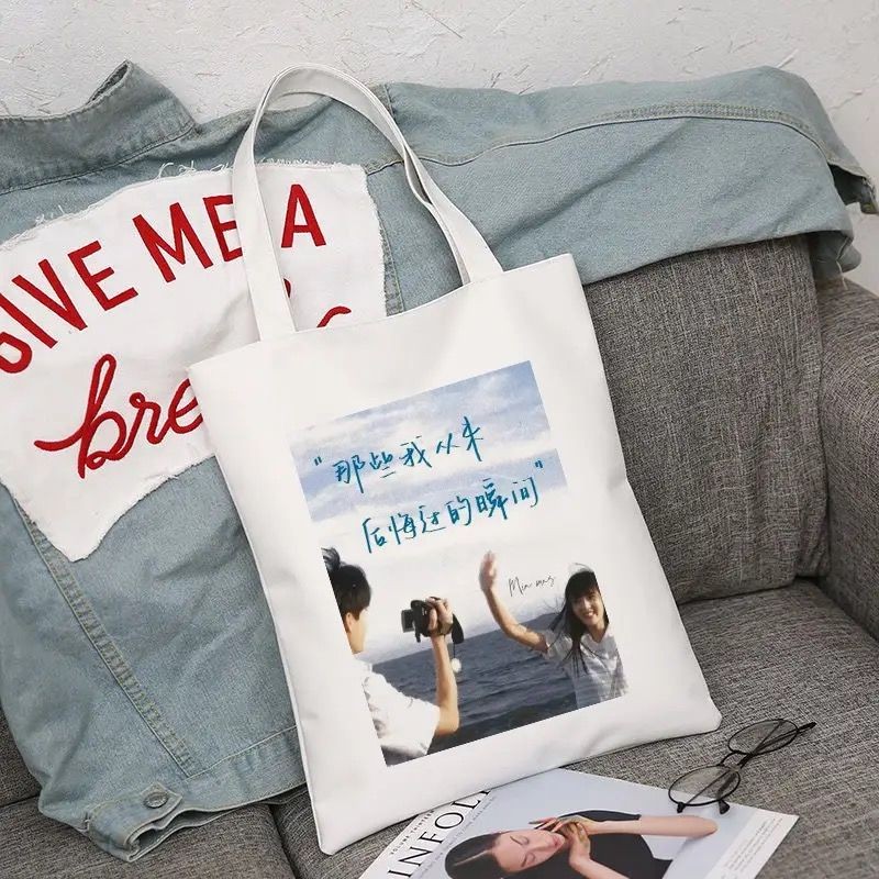 กระเป๋าผ้าแคนวาสพิมพ์ลายตามต้องการ จากศิลปิน Zhou Yiran และ Zhang Miaoyi