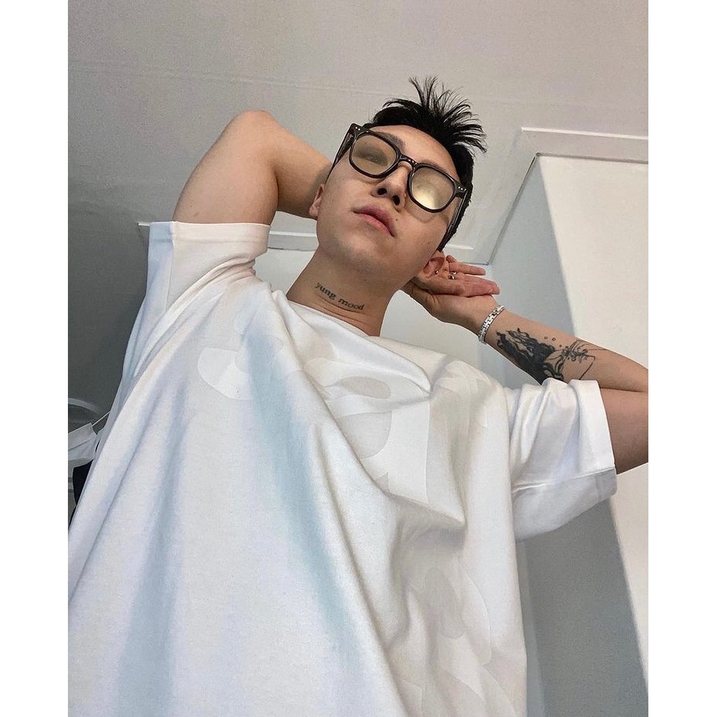 [i4p Studio] เสื้อยืดแขนสั้น สไตล์ Safari พิมพ์ลายตัวอักษรทั้งด้านหน้าและหลัง