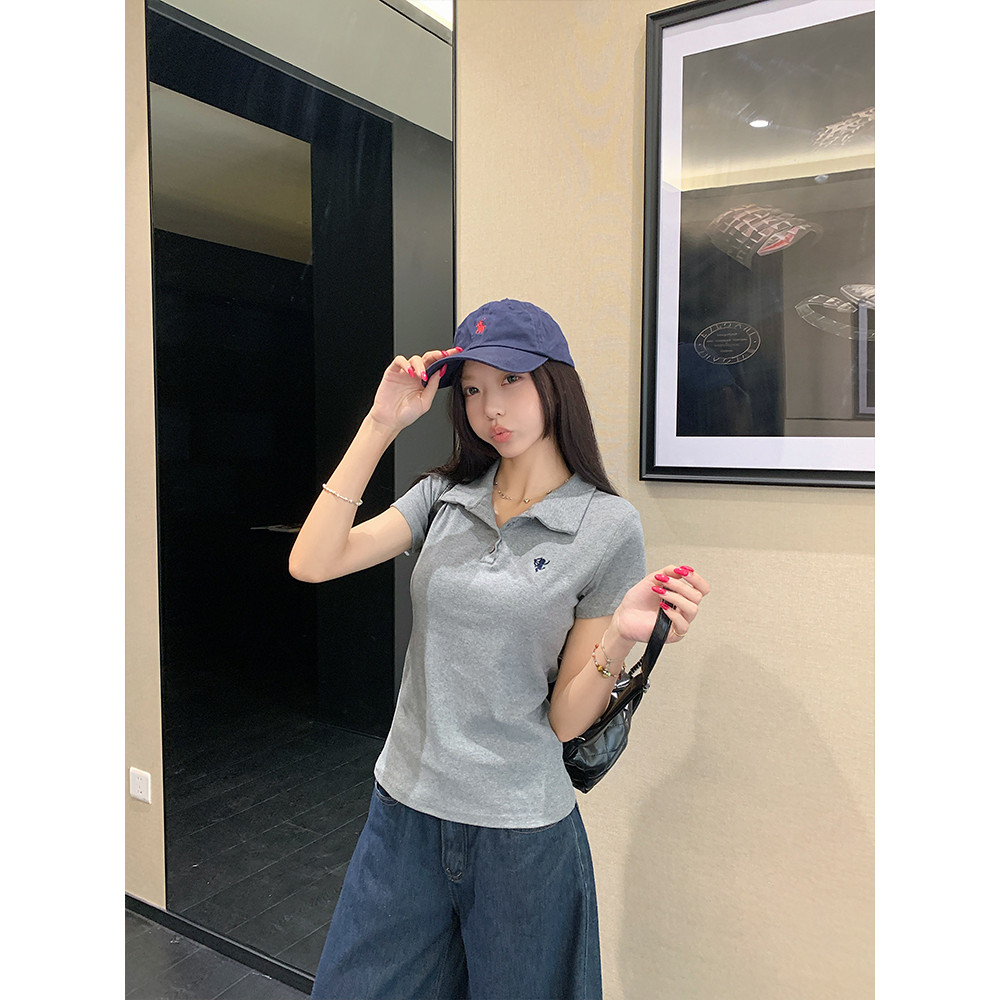 Moses Queen/Queen of Mercy เสื้อยืดแขนสั้นคอโปโลสีเทาสไตล์เกาหลี ปักลายลําลองอเนกประสงค์ เสื้อยืดแขนสั้นทรงตรงทรงเข้ารูป