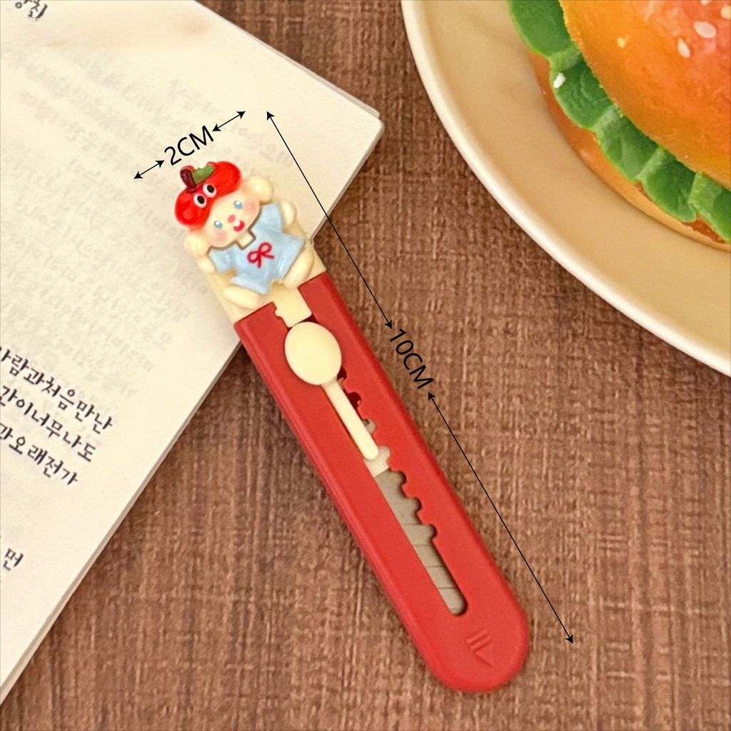 [พร้อมส่ง] คัตเตอร์มินิพกพา ลายเด็กน้อยหมวกแอปเปิ้ลแดง คัตเตอร์พกพาขนาด 10 ซม. อุปกรณ์ตัดกระดาษแกะพัสดุสุดน่ารัก