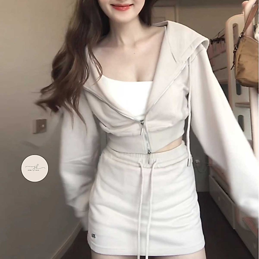 เสื้อฮู้ด + กระโปรงสั้น ใส่ได้ทุกโอกาส