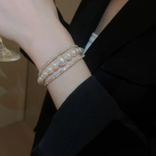 สร้อยข้อมือเพชรและมุกหลายชั้น ออกแบบในสไตล์ฝรั่งเศสแบบย้อนยุค สำหรับสวมใส่อเนกประสงค์ พร้อมความหรูหราในระดับไฮเอนด์