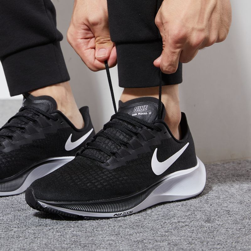 Nike/Nike รองเท้าผู้ชาย Pegasus 37 รองเท้าวิ่ง AIR ZOOM AIR Cushion ตาข่ายรองเท้าผ้าใบระบายอากาศ BQ9